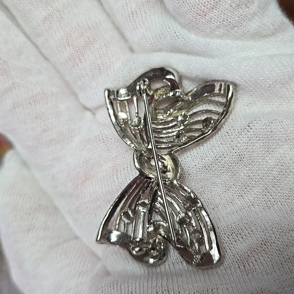 Elegant Silver Tone Bow Brooch - Picture 14 of 14